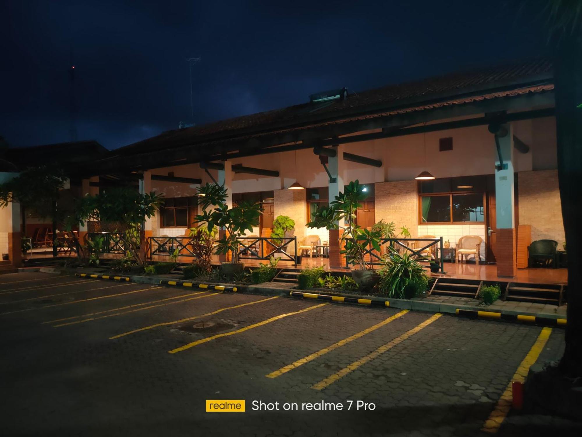 Hotel Aneka Baru Слеман Экстерьер фото