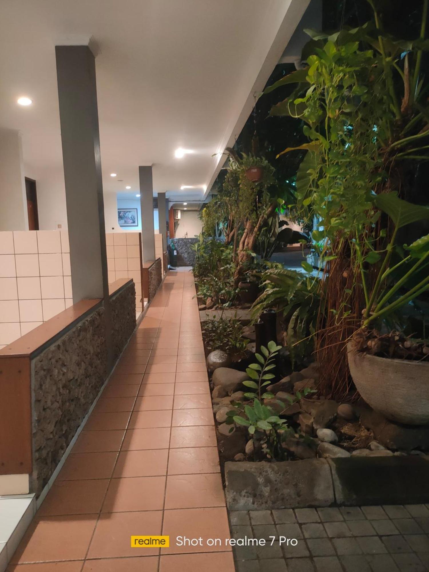 Hotel Aneka Baru Слеман Экстерьер фото