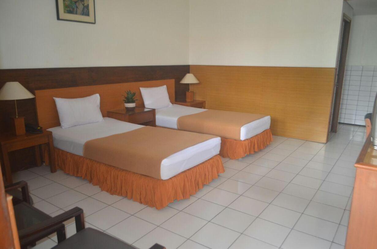 Hotel Aneka Baru Слеман Экстерьер фото