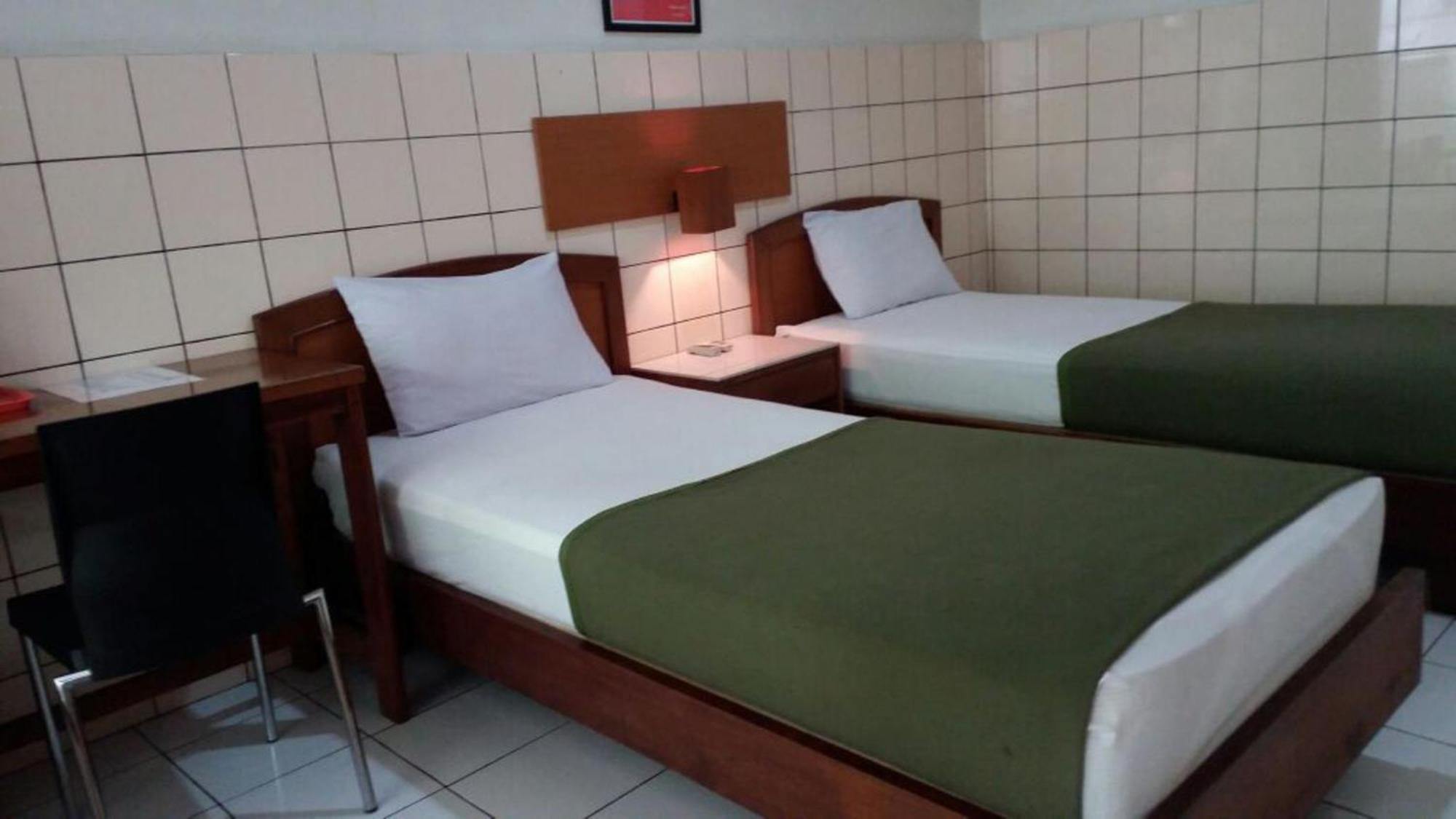 Hotel Aneka Baru Слеман Экстерьер фото